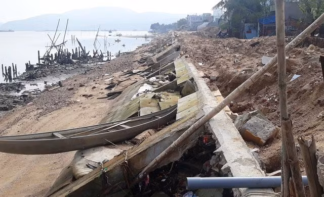 Cận cảnh kè sông gần 12 tỷ đồng chưa bàn giao đã bị sóng đánh tan nát - 9