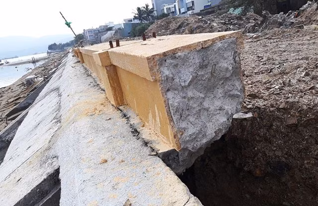 Cận cảnh kè sông gần 12 tỷ đồng chưa bàn giao đã bị sóng đánh tan nát - 3