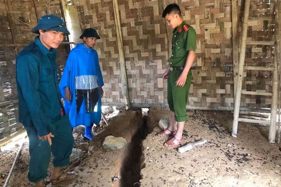 Vết nứt chạy qua nền nhà của nhiều hộ dân bản Nam Tiến 2. Vết nứt chạy qua nền nhà của nhiều hộ dân bản Nam Tiến 2.