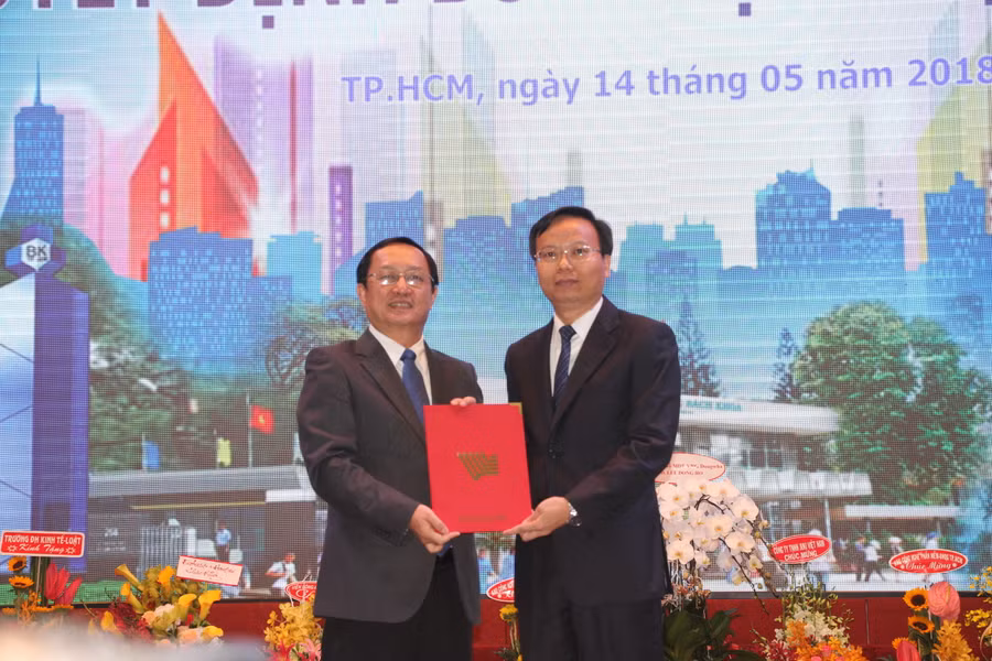 PGS.TS Mai Thanh Phong (phải) nhận quyết định bổ nhiệm hiệu trưởng từ PGS .TS Huỳnh Thành Đạt - Giám đốc ĐH Quốc gia TPHCM 