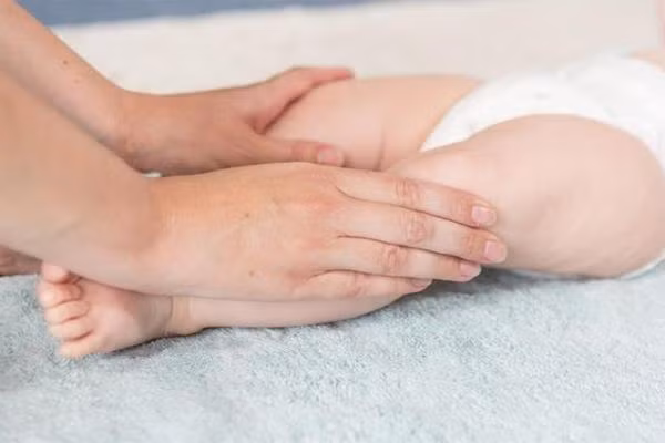 4 hành động mẹ tưởng tốt nhưng lại dễ khiến bé lớn lên chân ngắn, cong queo ảnh 1