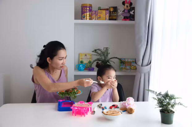  Bày biện nhiều món đồ hàng nhưng vẫn không thể dỗ được con ăn. 