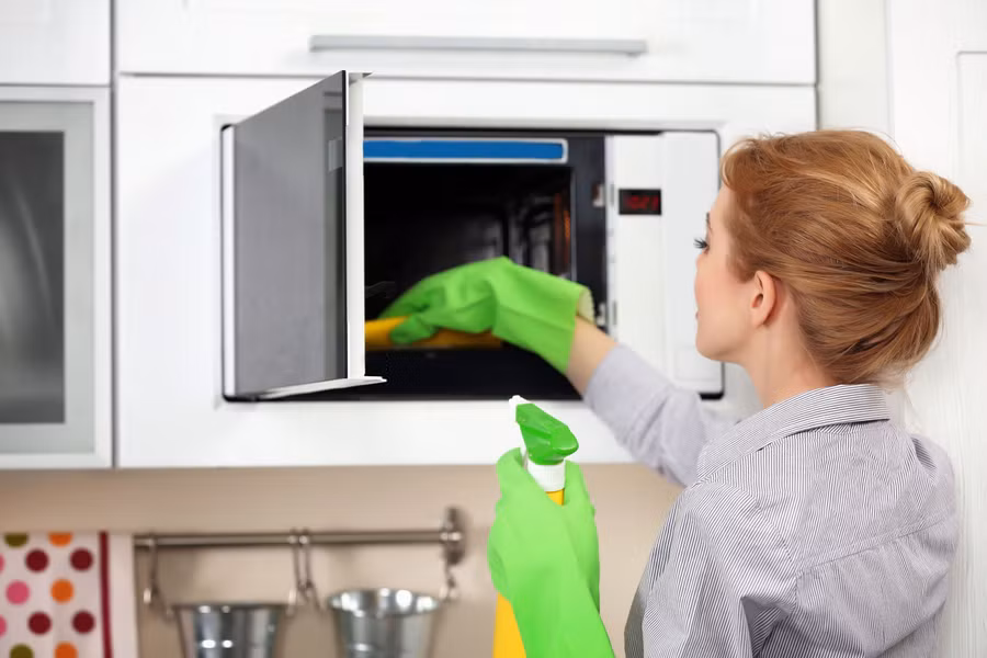 Nếu bạn làm theo hướng dẫn (chẳng hạn như đứng cách xa lò vi sóng trong khi nấu), thì không có lý do gì lò vi sóng lại không an toàn. (Ảnh: ITN)