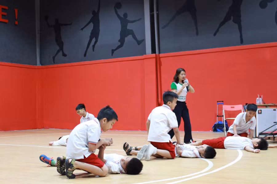 Học sinh SNA thực hành sơ cứu nạn nhân. Ảnh: Ngọc Trang Học sinh SNA thực hành sơ cứu nạn nhân. Ảnh: Ngọc Trang
