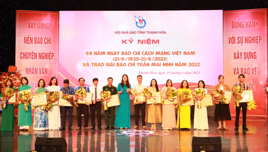 Hai phóng viên Báo GD&TĐ nhận giải C Giải Báo chí Trần Mai Ninh. (Ảnh: ĐT).