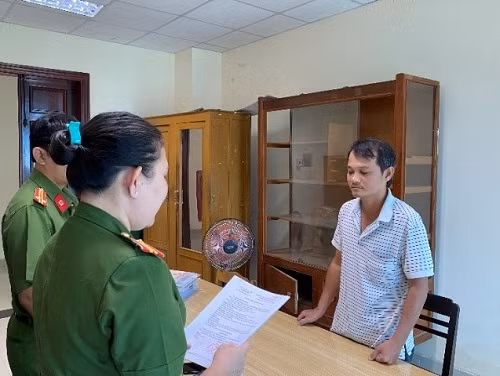 Công an thành phố đọc quyết định khởi tố vụ án, khởi tố bị can (ảnh CA Cần Thơ cung cấp).