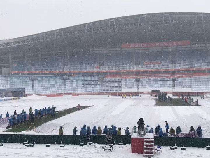 Công nhân đang dỡ bạt bảo vệ cỏ, khả năng hoãn trận chung kết giữa U23 Việt Nam và U23 Uzbekistan là 0%