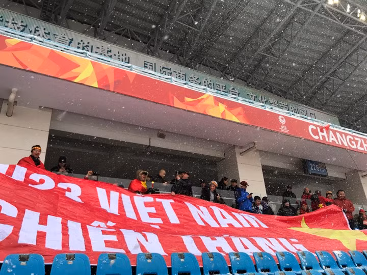 Băng rôn, khẩu hiệu đã ngập tràn trên khán đài Băng rôn, khẩu hiệu đã ngập tràn trên khán đài