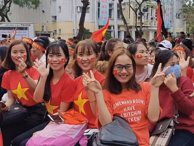 Sinh viên Trường ĐH Sư phạm Huế tự hào, hứng khởi cùng đội tuyển U23 Việt Nam.
