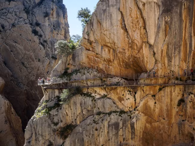 Con đường El Caminito del Rey, Tây Ban Nha rất nhỏ, cheo leo bên vách núi cách mặt đất 30m, bên cạnh là thung lũng, năm nào cũng có người tử vong