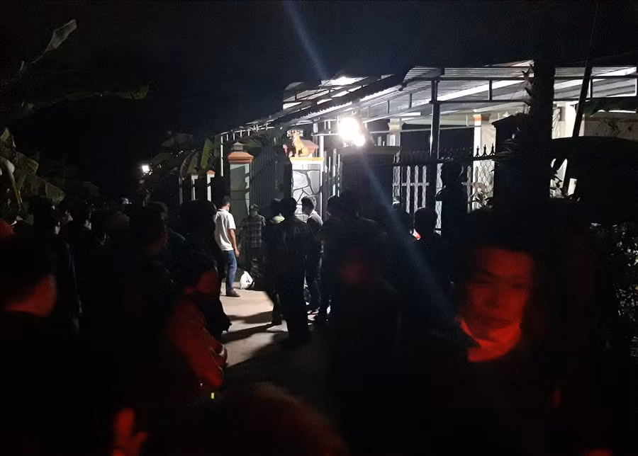 Công an phong tỏa hiện trường thực hiện công tác khám nghiệm.