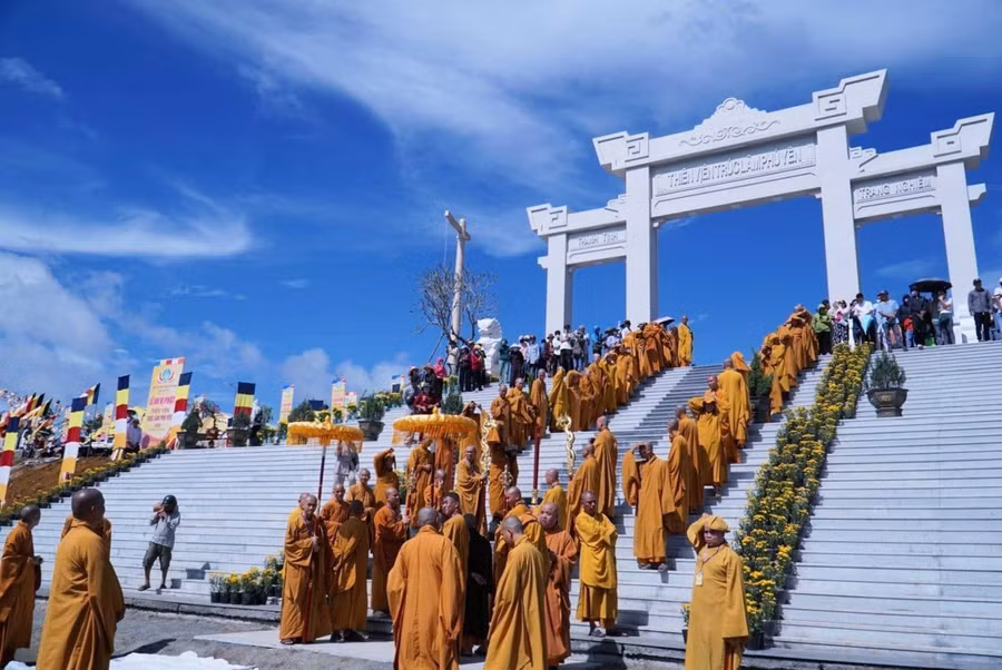 Tăng, sư dự lễ khánh thành giai đoạn 1 Thiền viện Trúc Lâm Phú Yên.