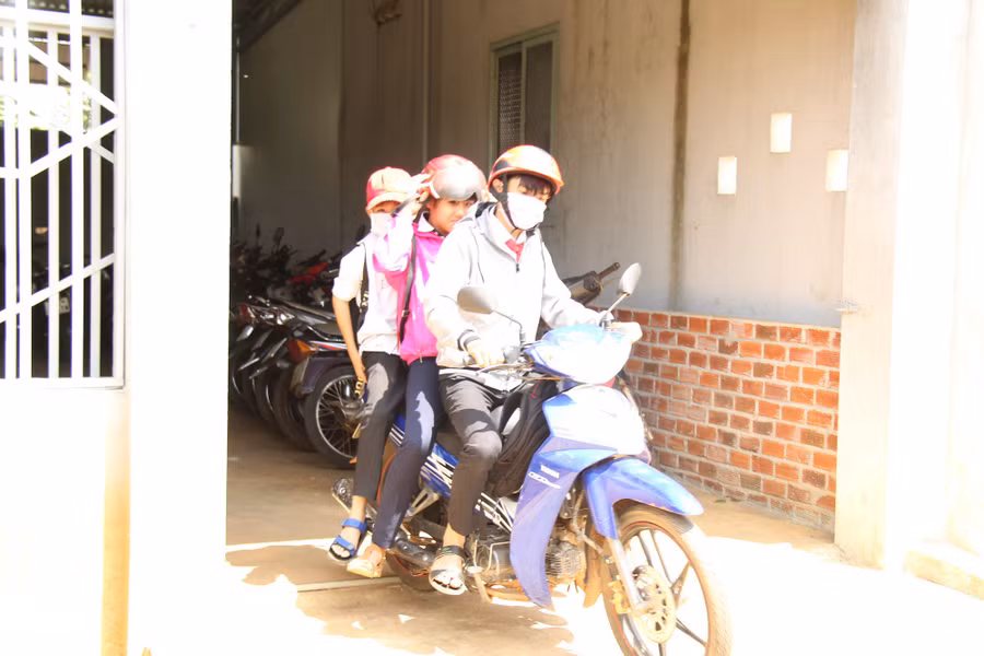 Nhà trường giữ xe, học sinh phổ thông vô tư đi xe máy đến trường ? - Ảnh 5.