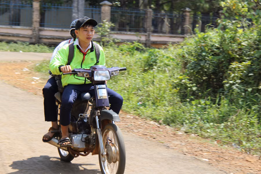 Nhà trường giữ xe, học sinh phổ thông vô tư đi xe máy đến trường ? - Ảnh 1.