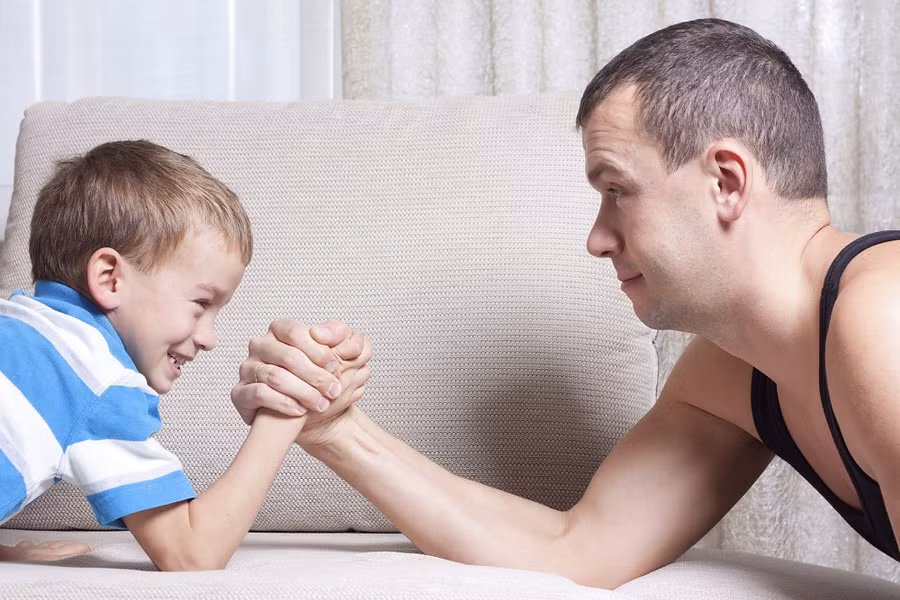  &nbsp;Các ông bố có thể dạy con cách sử dụng sức mạnh khi cần thiết 