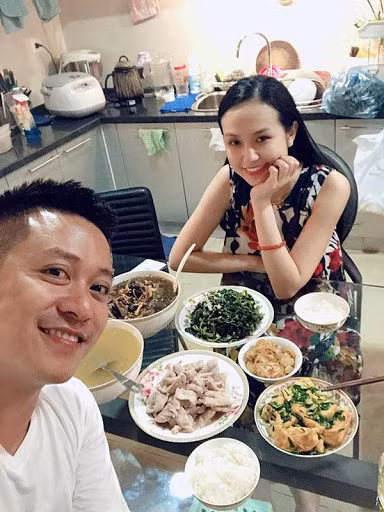 Cách ly xã hội vì Covid-19: Tuấn Hưng trổ tài vào bếp, Trường Giang chuẩn "ông chồng chiều vợ" ảnh 1