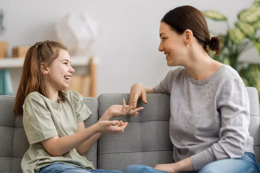 Lắng nghe là một kỹ năng vô cùng cần thiết đối với trẻ nhỏ. (Ảnh: ITN).
