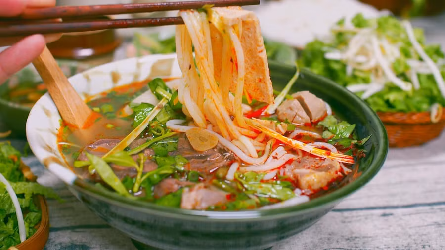 Cách nấu bún bò Huế cầu kỳ chuẩn vị cố đô gây sốt của cô gái Việt ở Nhật ảnh 6