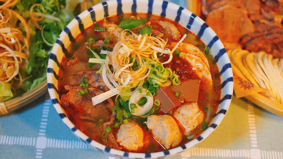 Cách nấu bún bò Huế cầu kỳ chuẩn vị cố đô gây sốt của cô gái Việt ở Nhật ảnh 5