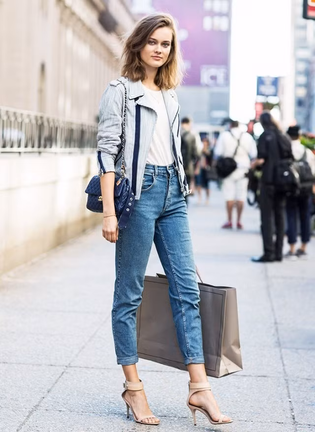 Cách mix quần jeans với áo phông trong từng hoàn cảnh ảnh 3 Cách mix quần jeans với áo phông 3