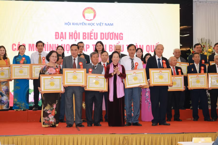 Chủ tịch Hội Khuyến học Việt Nam Nguyễn Thị Doan trao Bằng khen cho các đơn vị thuộc tỉnh Bà Rịa - Vũng Tàu. (Ảnh: qdnd.vn)
