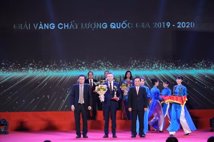 Ông Kloeti Urs, Giám đốc Nhà máy Nestlé Bông Sen, đại diện Nestlé Việt Nam nhận Giải Vàng Chất lượng quốc gia năm 2020