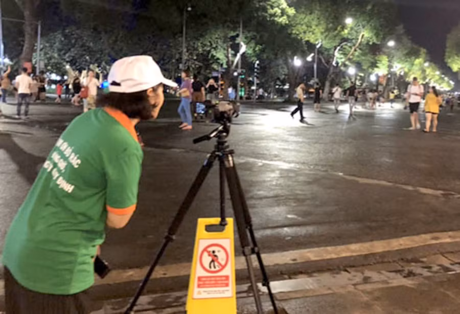 Nhân viên công ty môi trường ghi hình người xả rác bừa bãi ở phố đi bộ Hồ Gươm