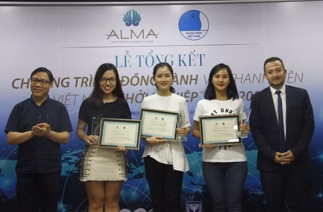 Đồng chí Đặng Huy Đông - Nguyên Thứ trưởng Bộ Kế hoạch và Đầu tư và Ngài Doron Lebovich, Phó Đại Sứ Israel tại Việt Nam trao cho 3 sinh viên xuất sắc.