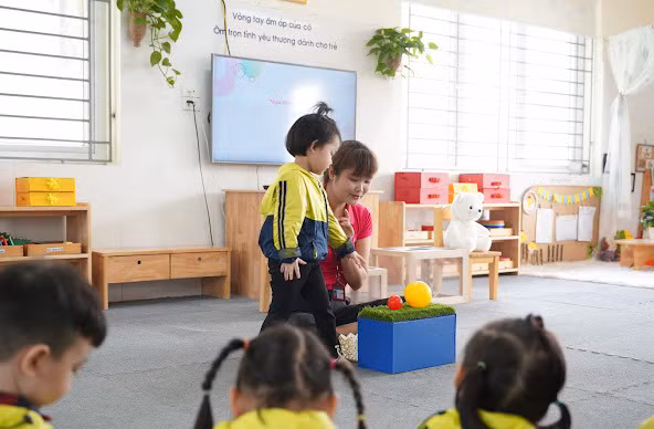 Cô Lê Thị Chinh trong tiết dạy về so sánh vật to - nhỏ. Cô Lê Thị Chinh trong tiết dạy về so sánh vật to - nhỏ.