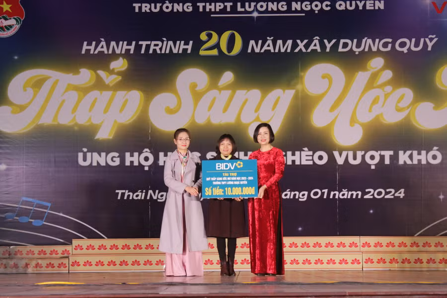 Đại diện các nhà tài trợ, các nhà hảo tâm, cơ quan doanh nghiệp, các bậc phụ huynh học sinh ủng hộ xây dựng quỹ "Thắp sáng ước mơ". Đại diện các nhà tài trợ, các nhà hảo tâm, cơ quan doanh nghiệp, các bậc phụ huynh học sinh ủng hộ xây dựng quỹ "Thắp sáng ước mơ".
