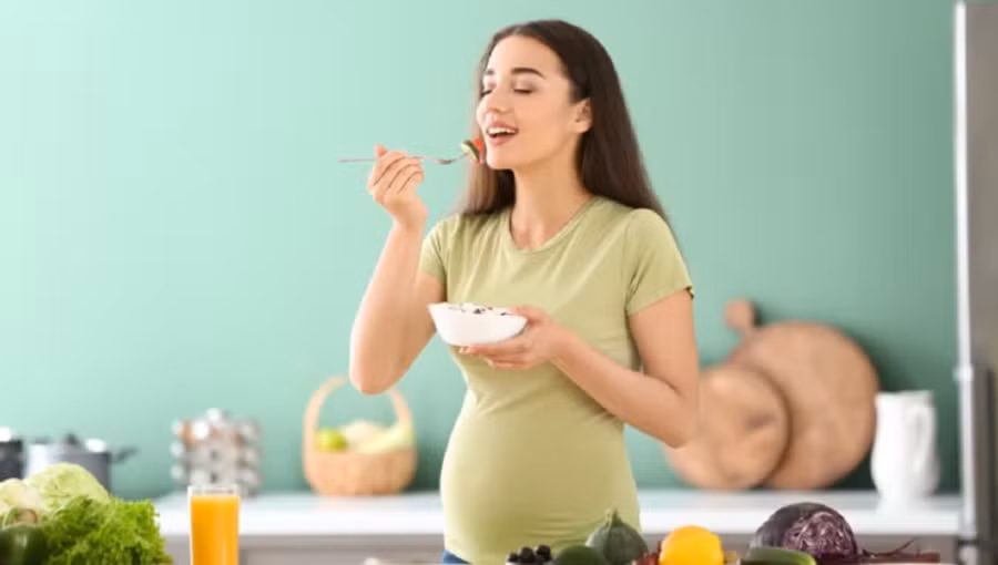 Thèm ăn là vấn đề khó tránh đối với nhiều mẹ bầu. (Ảnh: ITN)