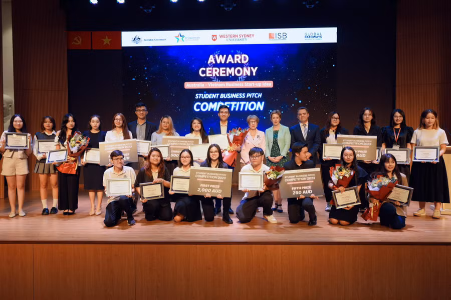 Bà Margaret Beazley, Thống đốc bang New South Wales, Úc tham dự và trao giải cuộc thi “Student Business Pitch cho sinh viên.
