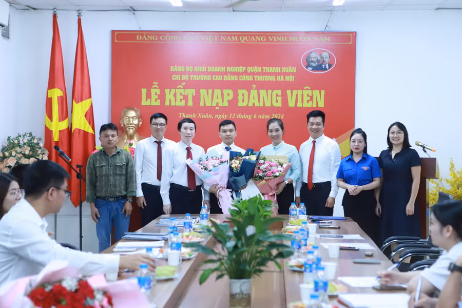 Các đại biểu tham dự buổi lễ chụp ảnh lưu niệm. Các đại biểu tham dự buổi lễ chụp ảnh lưu niệm.