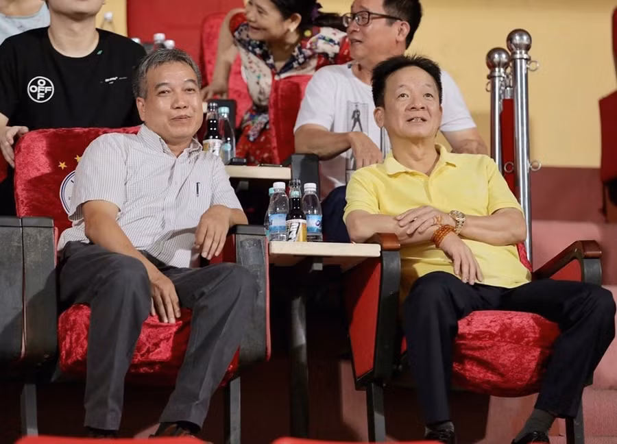 Bầu Hiển dự khán trận đấu giữa Hà Nội và Khánh Hoà cùng Tân Chủ tịch CLB Hà Nội Nguyễn Trọng Chiến