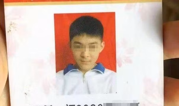 Cậu bé 14 tuổi đã nhảy lầu tự tử, để lại 2 bức thư tuyệt mệnh.