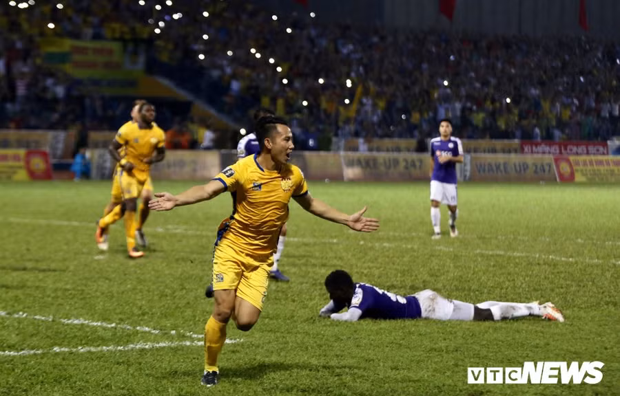 Thanh Hoá (áo vàng) đánh bại Hà Nội FC nhờ quyết tâm vượt trội.