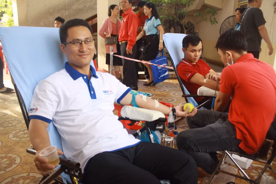 Nhiều người tham gia hiến máu nhân đạo tại Hành trình Đỏ
