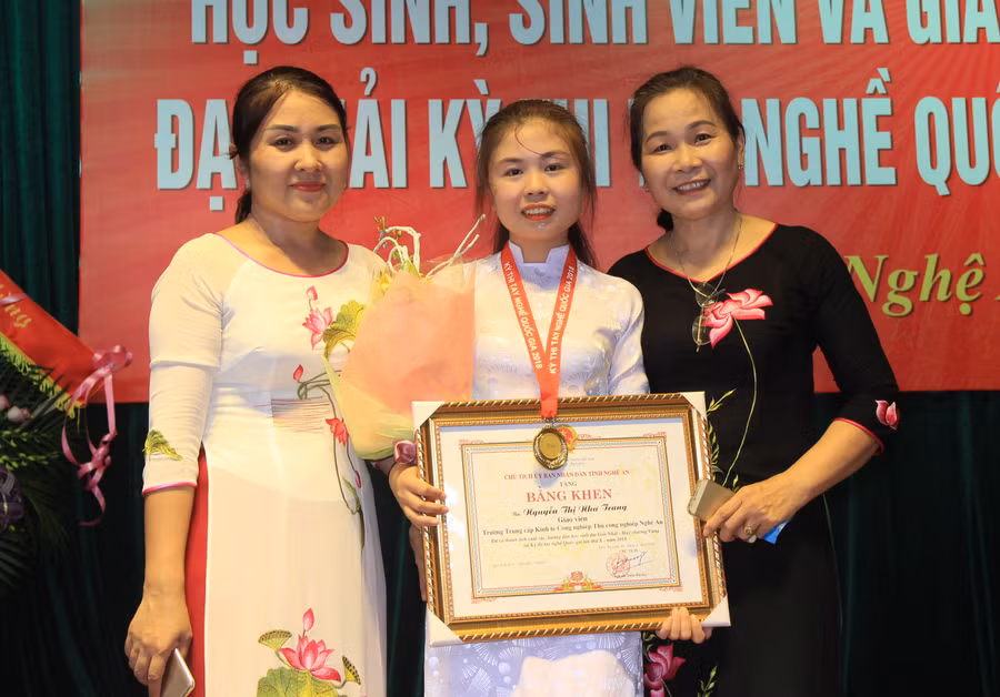 Diệu Vui cùng 2 cô giáo hướng dẫn Diệu Vui cùng 2 cô giáo hướng dẫn