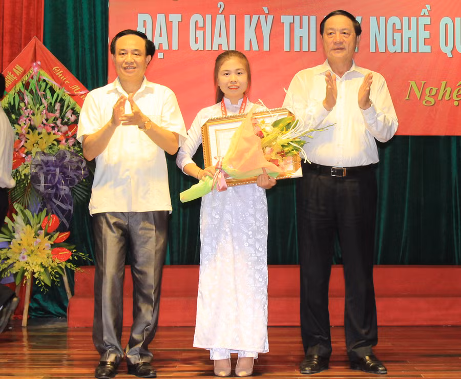 Cô gái Thái giành giải Nhất kỳ thi tay nghề quốc gia, được UBND tỉnh Nghệ An tặng bằng khen Cô gái Thái giành giải Nhất kỳ thi tay nghề quốc gia, được UBND tỉnh Nghệ An tặng bằng khen