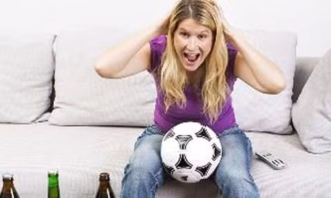 Gia đình - Nỗi khổ mùa World Cup: Vợ “bỏ nhà” đi xem bóng đá cùng bạn bè