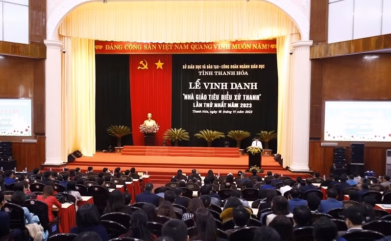 Buổi lễ có sự tham gia của đại diện lãnh đạo Ban Tuyên giáo Tỉnh ủy; Sở GD&amp;ĐT cùng đông đảo cán bộ, giáo viên, công nhân viên ngành giáo dục và 118 nhà giáo tiêu biểu. (Ảnh: NT)