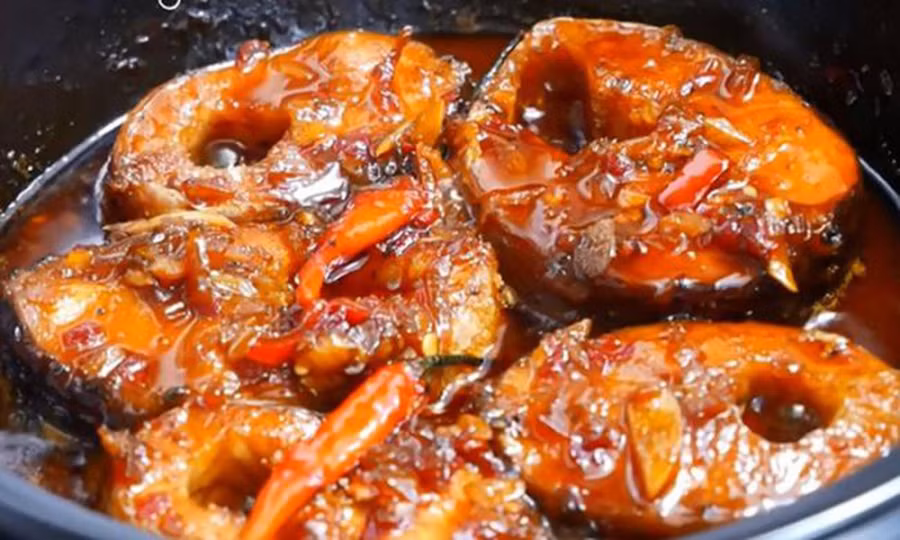Cá kho ăn cơm trắng sẽ vô cùng đúng vị