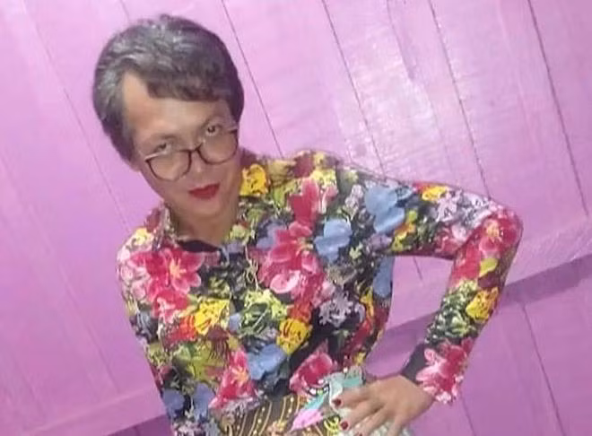 Con trai hiếu thảo cải trang thành mẹ để đi thi hộ.