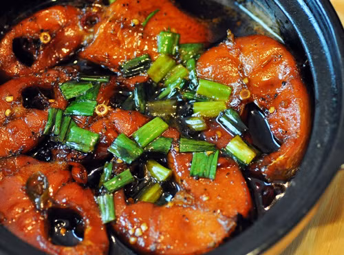 ​Món cá kho thơm ngon khi được xử lý qua rượu trắng giúp hết tanh.