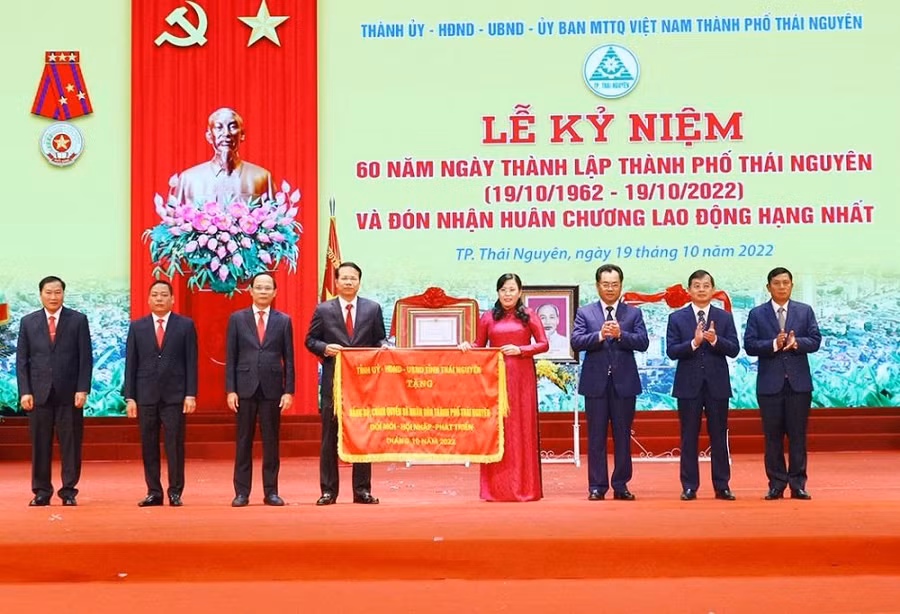 Lãnh đạo tỉnh Thái Nguyên tặng Cờ lưu niệm cho Đảng bộ, chính quyền và Nhân dân TP Thái Nguyên.