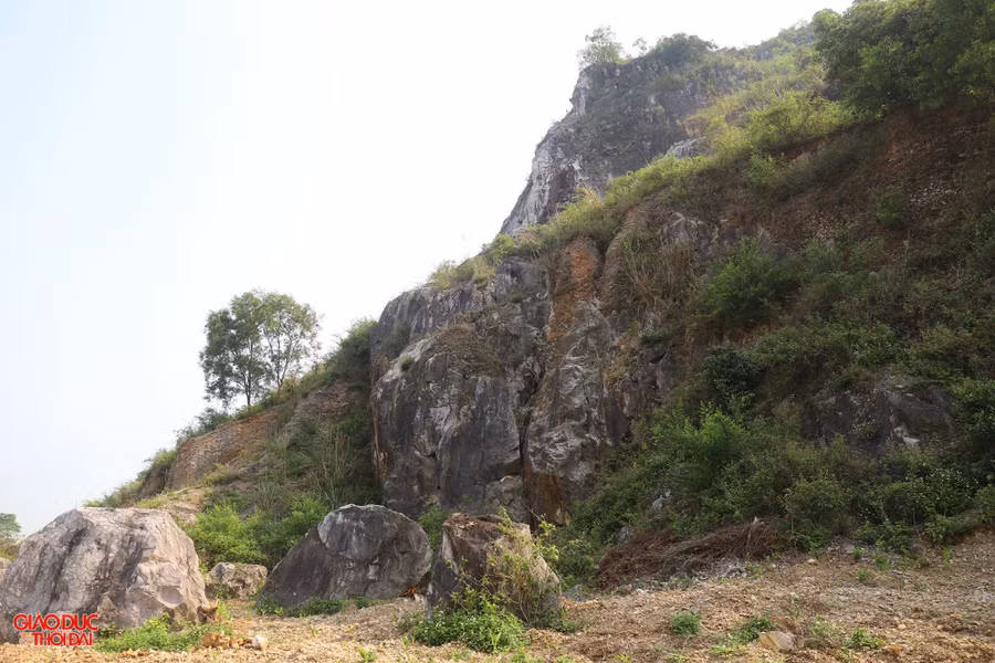 Theo người dân địa phương, khu vực lèn Hai Vai trước đây là rừng cây rậm rạp, hoang vu. Trên lèn có nhiều hang động sâu, với những khối thạch nhũ có hình thù kỳ lạ. Trong giai đoạn từ 1930 - 1945, lèn đá này trở thành nơi trú ẩn của nhiều cán bộ cách mạng.