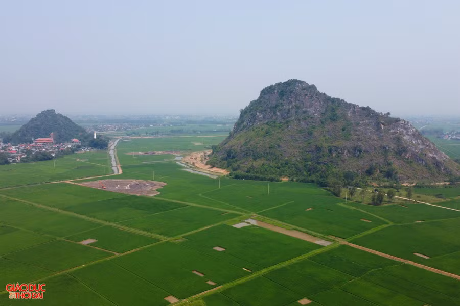 Di tích lèn Hai Vai nằm ở xã Minh Châu (huyện Diễn Châu, Nghệ An) là quần thể 2 núi đá vôi tự nhiên khổng lồ gồm: Ngọn lớn là Lưỡng Kiên Sơn (lèn Hai Vai), ngọn nhỏ gọi là Hổ Lĩnh Sơn (lèn Một Vai).