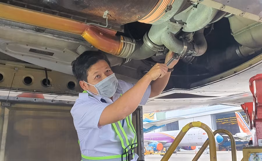 Anh Nguyễn Tiến Độ chia sẻ về công tác kiểm tra, bảo dưỡng, bảo quản máy bay. (Ảnh: NVCC)