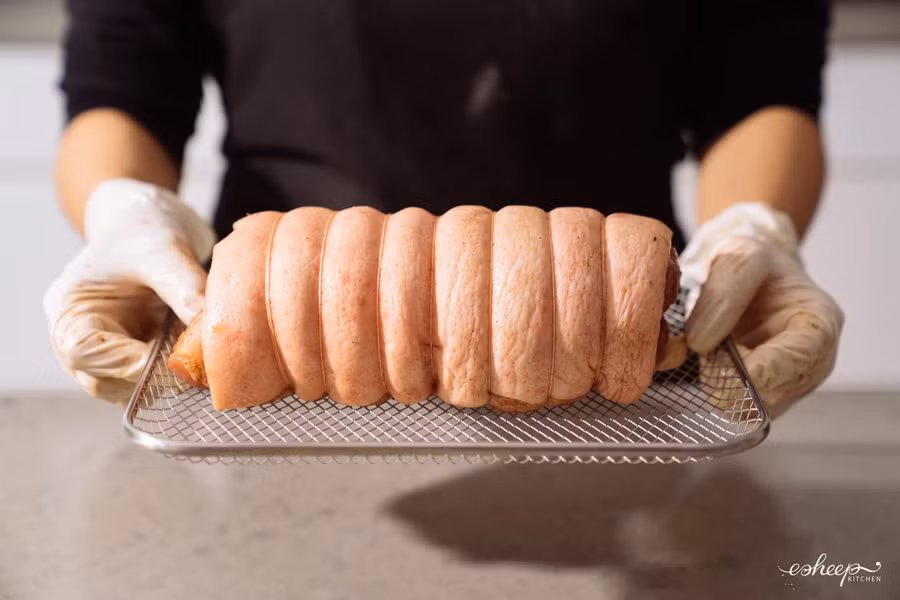 Hãy lau lại bì thật khô ráo. Đặt miếng thịt lên khay nướng nhé.