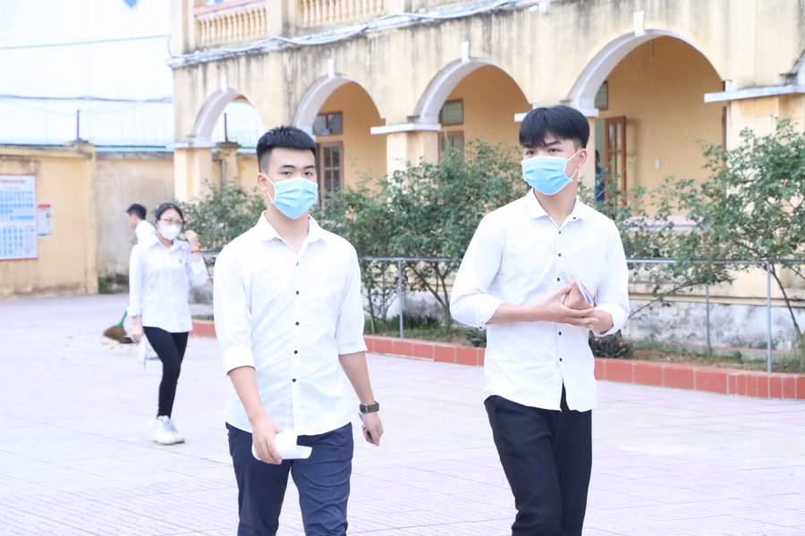 Các thí sinh tranh thủ đến trường thi sớm. Các thí sinh tranh thủ đến trường thi sớm.